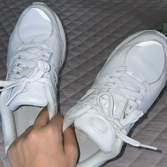 New Balance Sneakers Sz 8.5 - Picture 6 of 12